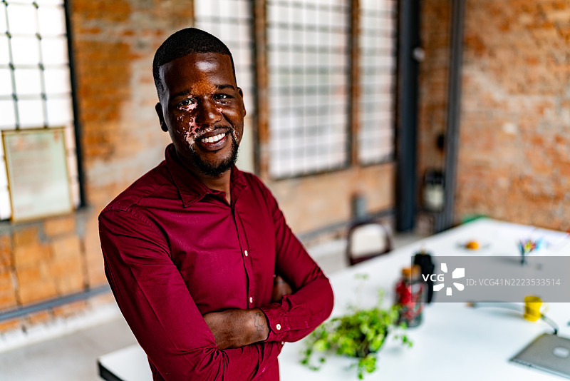 办公室里一位快乐自信的商务人士肖像图片素材