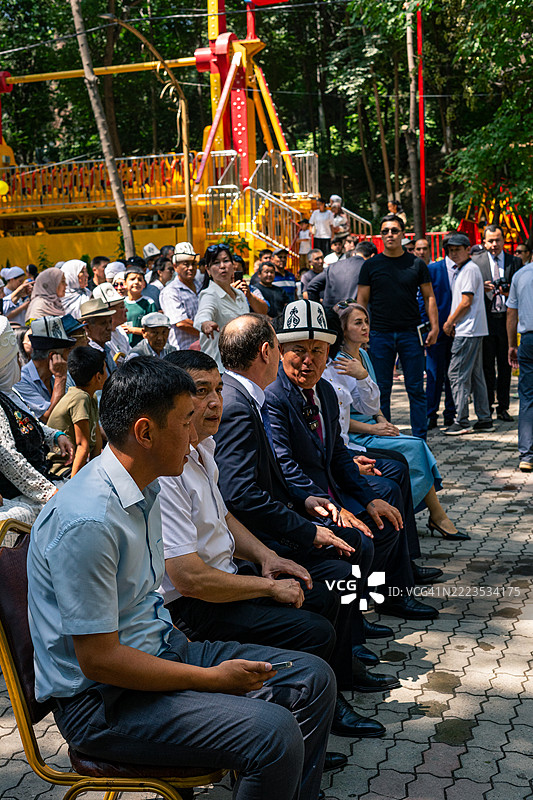 吉尔吉斯斯坦奥什市市长热尼什别克·托克托尔巴耶夫和吉尔吉斯政治家们参加在奥什举行的公共仪式图片素材