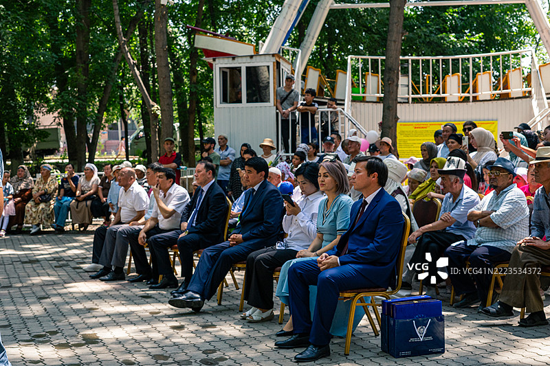 吉尔吉斯斯坦奥什市的贵宾和市民参加公共仪式图片素材