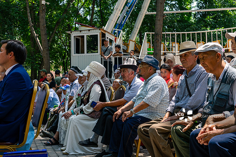 在吉尔吉斯斯坦奥什市参加阿里舍尔·纳沃伊雕像揭幕仪式的人群图片素材