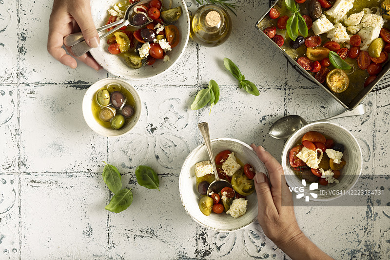 新鲜的帕奇诺番茄和菲达奶酪烤在碗中图片素材