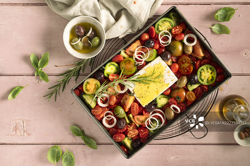 新鲜番茄与菲达奶酪在铝制平底锅中图片素材