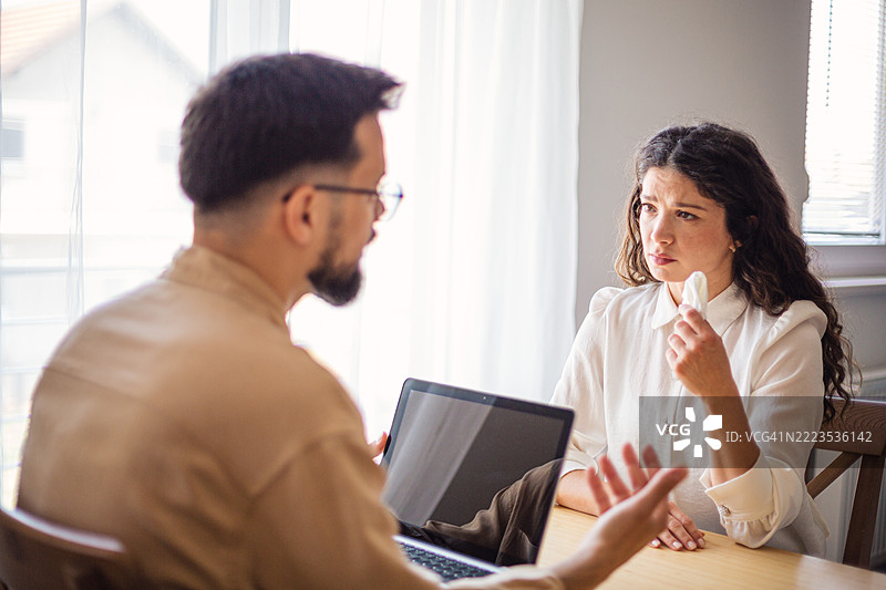 心理学家在治疗过程中安慰哭泣的女性图片素材