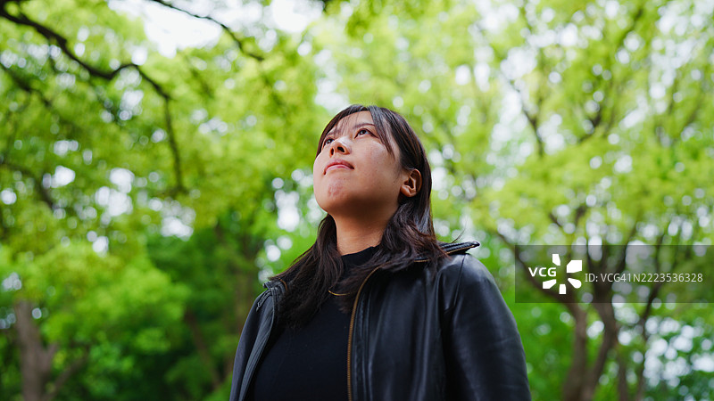 女人在大自然中放松图片素材