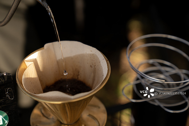 晨咖啡滴落的特写，柔和的阳光，宁静的生活方式与慢节奏生活图片素材