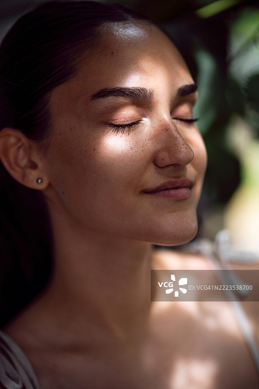 一位美丽年轻女性的肖像，她的优雅气质熠熠生辉。图片素材