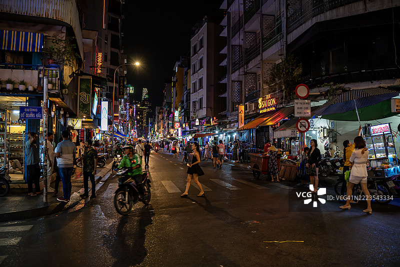 胡志明市的步行街在夜晚图片素材