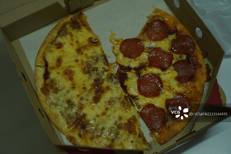 意大利香肠奶酪和比萨酱薄脆马苏里拉奶酪图片素材