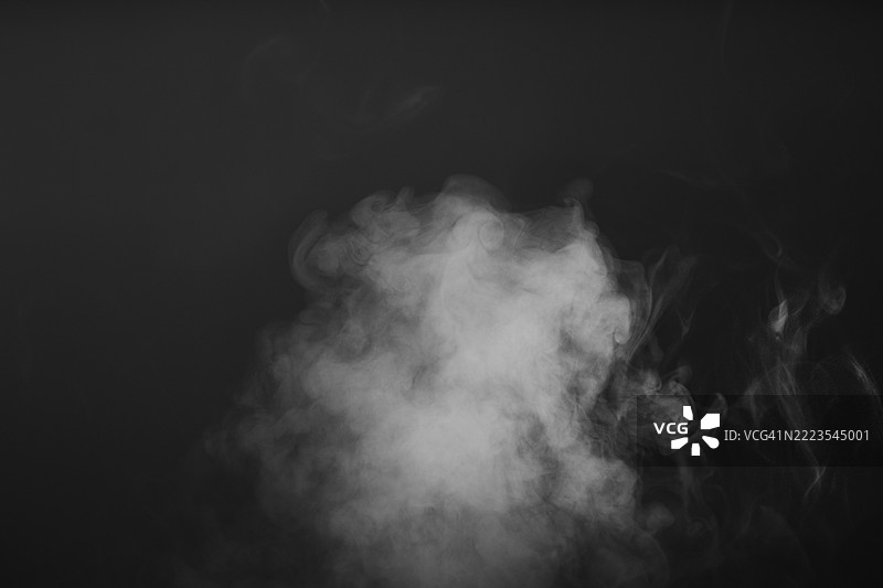 黑色背景上的蒸汽图片素材