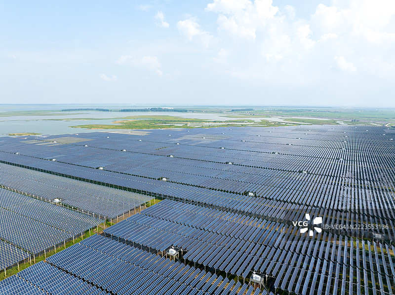 大型太阳能发电站的鸟瞰图，可再生能源工厂图片素材