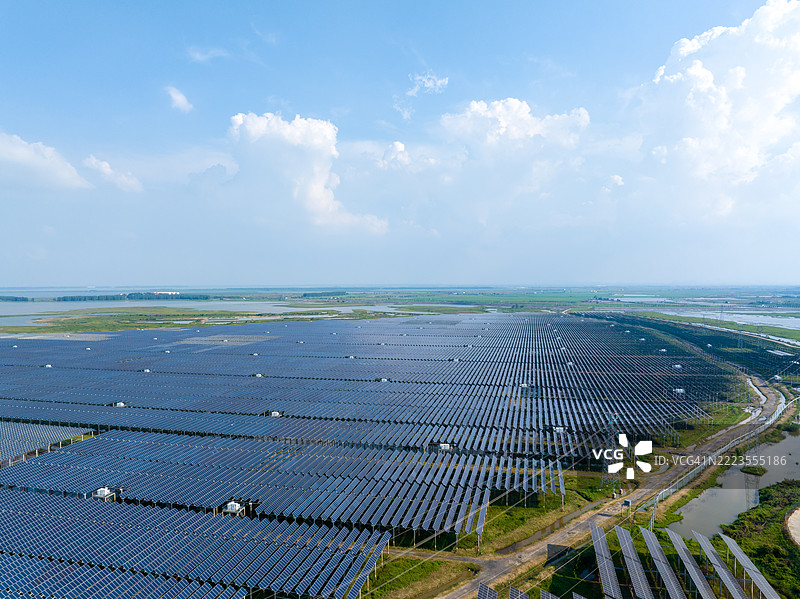 高角度视图的太阳能电池板与农业景观图片素材