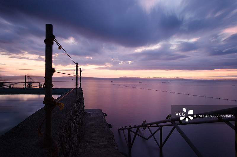 日落时分，巴坦加斯，卡拉巴尔宗，菲律宾的海洋与天空的美丽景色图片素材