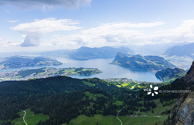 瑞士卢塞恩克里恩斯的天空下山脉的美丽景色图片素材