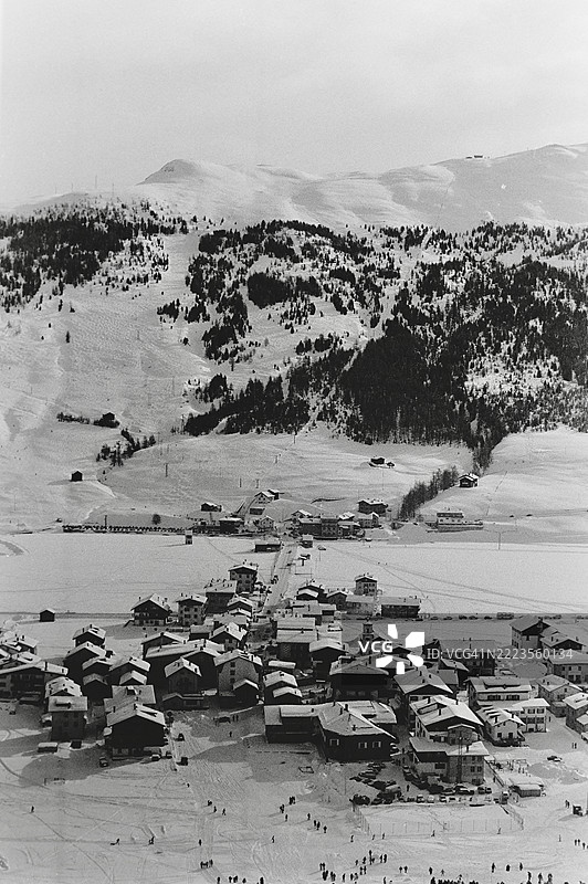 高角度俯瞰意大利松德里奥的利维尼奥海洋与天空图片素材