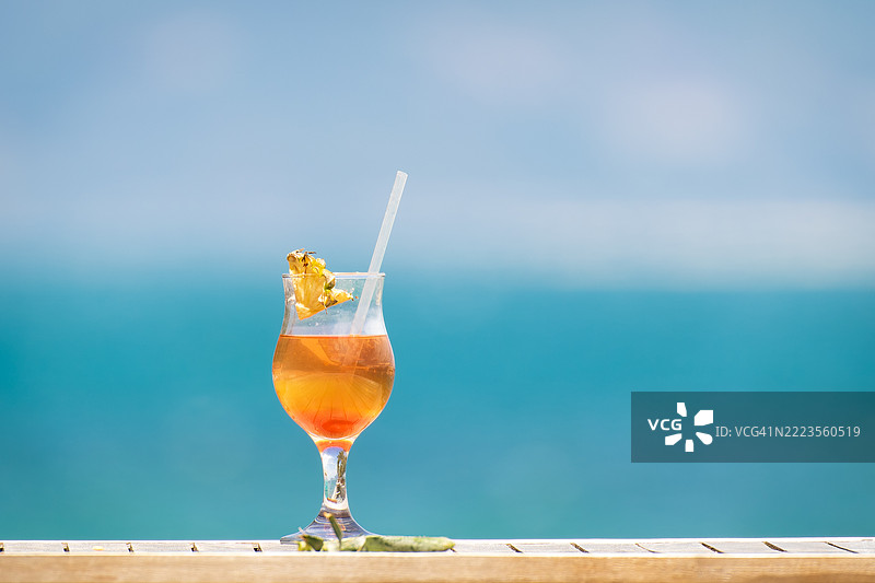 海边桌子上的饮料特写，越南图片素材