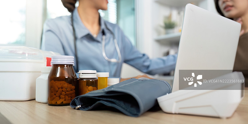 医疗咨询 医生与患者讨论药物选择图片素材
