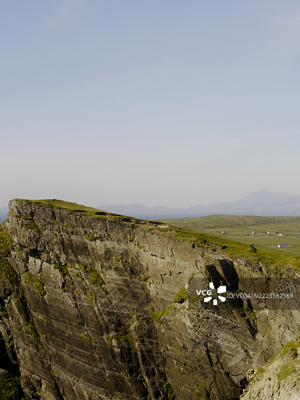 爱尔兰波特马基的清澈天空下的风景如画的景观图片素材