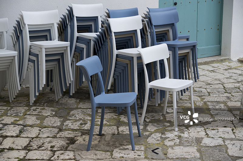 意大利普利亚大区奥特朗托广场上的一堆椅子图片素材