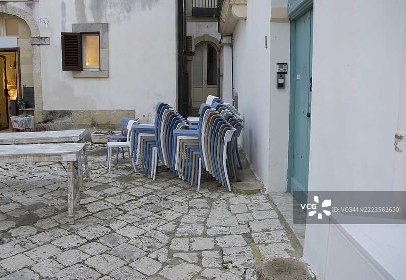 意大利普利亚大区奥特朗托广场上的一堆椅子图片素材