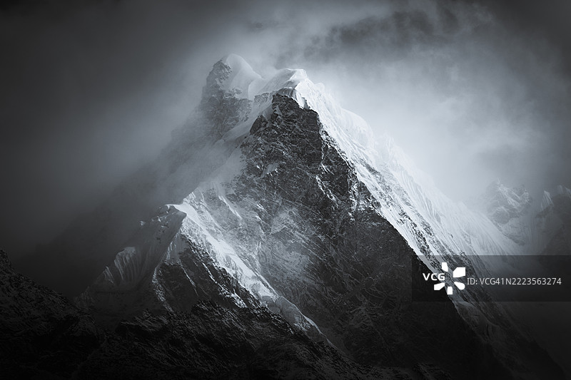 喜马拉雅山脉的雪山美景与天空，尼泊尔图片素材