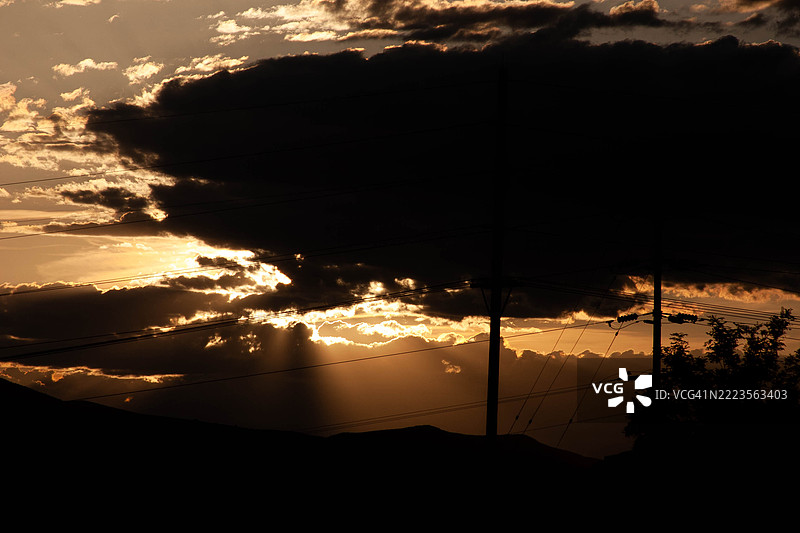 犹他州圣克拉拉的日落时分戏剧性的天空美景图片素材