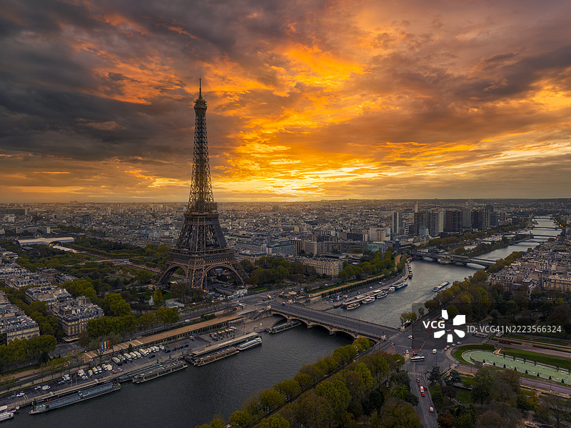 日出时分的巴黎鸟瞰图，埃菲尔铁塔尽收眼底。图片素材
