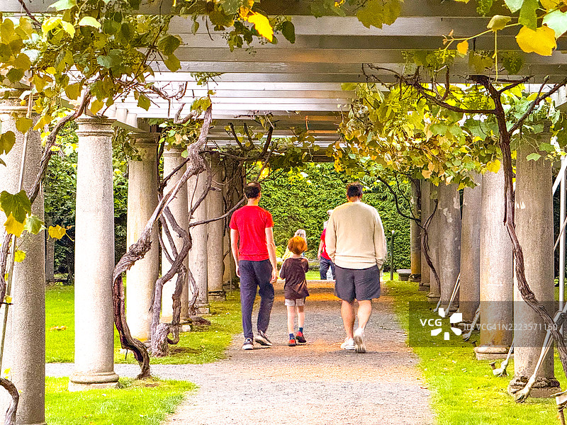 人们在莱诺克斯的坦格伍德附近的柱子旁散步图片素材