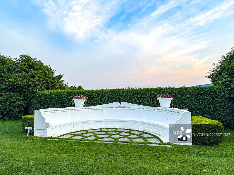 在莱诺克斯的唐格伍德，树篱间的半圆形长椅图片素材