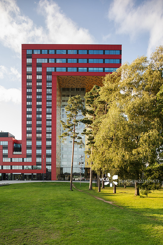 一座形状独特的红黄建筑。图片素材