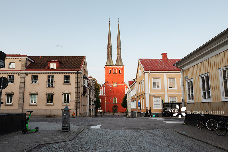 城市中的老城区，背景是教堂的塔楼。图片素材