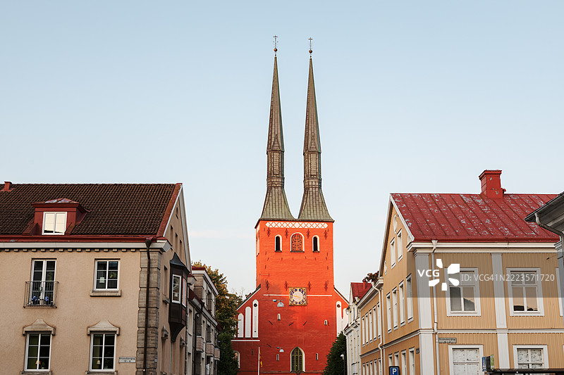 城市中的老城区，背景是教堂的塔楼。图片素材