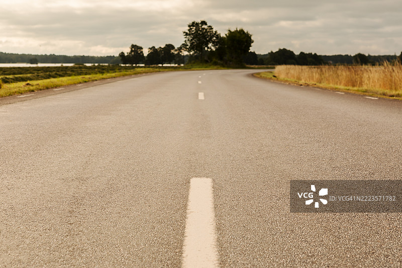 乡村公路的特写，带有中心标线。图片素材