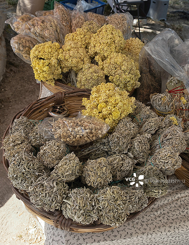 市场上出售的干鼠尾草和雏菊叶的高角度视图。图片素材