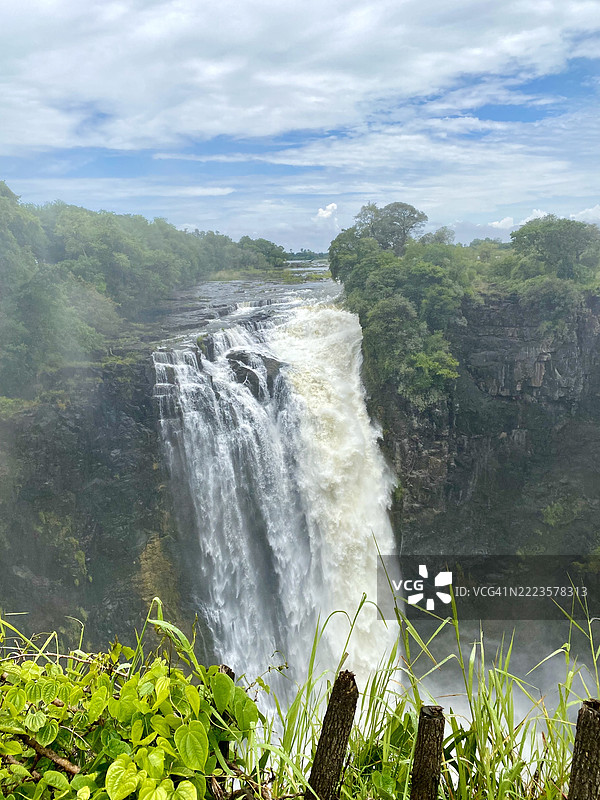 维多利亚瀑布的美丽景观与天空相映，马塔贝莱兰北部，津巴布韦图片素材