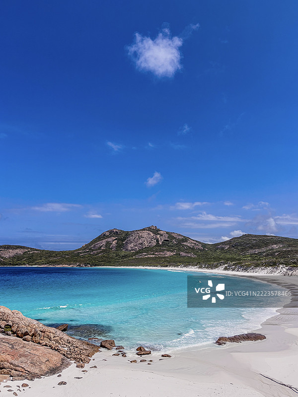 完美的蓝色海水与白色沙滩相映成趣，周围是岩石和绿色的自然景观，位于西澳大利亚的埃斯珀朗斯。图片素材