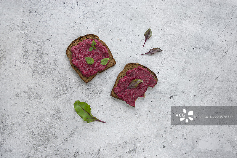 黑面包上的甜菜酱，配以新鲜绿叶，带来健康美味的口感图片素材