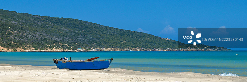 突尼斯比泽尔的加尔·梅勒海滩美景与蓝天相映。图片素材