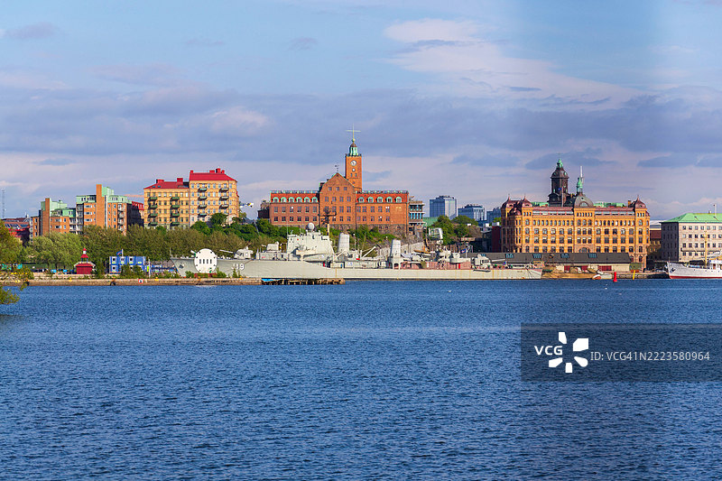 哥德堡市天际线，阳光明媚的日子里，Hsw MS Halland级驱逐舰斯马兰德和航海学校，瑞典，哥德堡图片素材