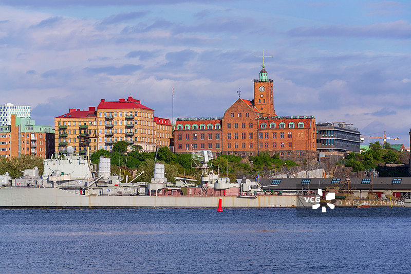 哥德堡市天际线，阳光明媚的日子里，Hsw MS Halland级驱逐舰斯马兰德和航海学校，瑞典，哥德堡图片素材