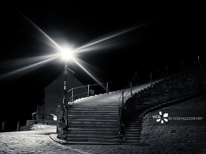夜间低角度视图的照明建筑，英国惠特比图片素材