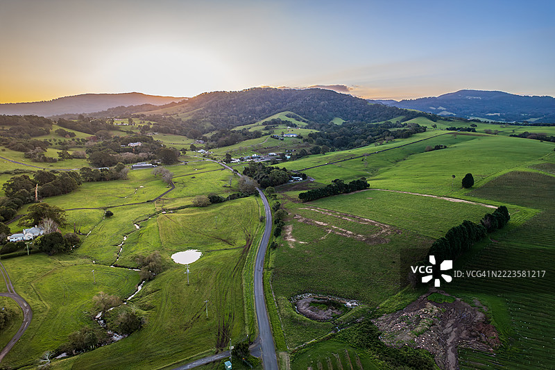 高角度俯瞰澳大利亚新南威尔士州格林贡的农业田野与天空图片素材