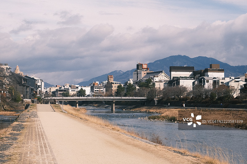 京都，日本，建筑旁的海滩美景与天空相映。图片素材
