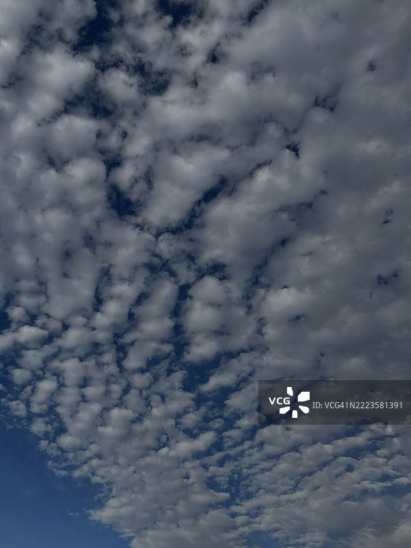 意大利天空中的低角度云朵景观图片素材