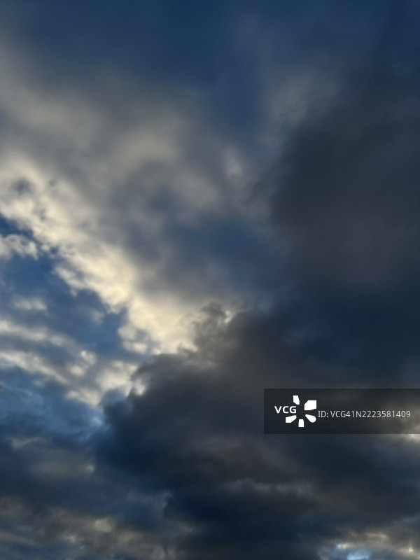 意大利天空中低角度视野的暴风云图片素材