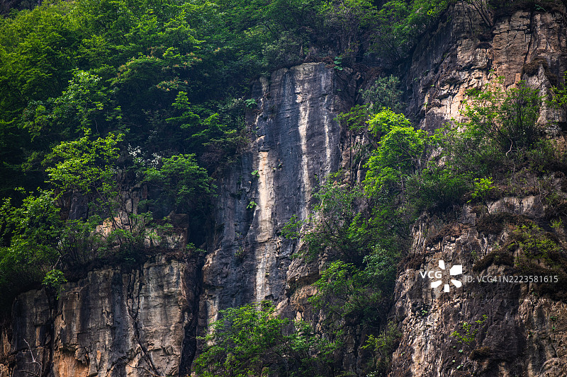 森林中的悬崖低角度视图，河北省兴隆图片素材