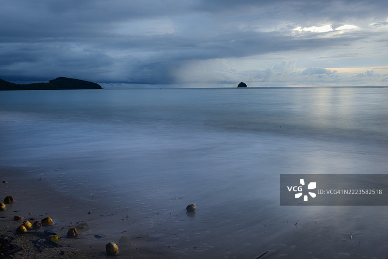 凯恩斯，昆士兰，澳大利亚，平静海面与天空的美丽景色图片素材