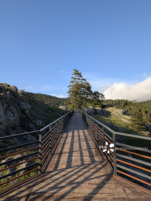 通往山脉的空旷人行道，背景是天空，土耳其锡诺普图片素材