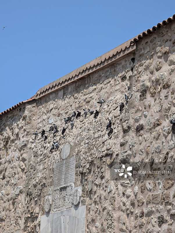 老建筑在晴朗蓝天下的低角度视图，土耳其锡诺普图片素材