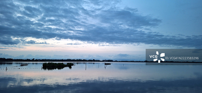 湖泊与天空的美丽景色，诺尔登费尔德，德伦特，荷兰图片素材