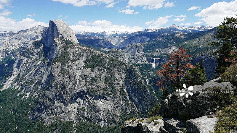 优胜美地国家公园的半圆顶和优胜美地瀑布景观，加利福尼亚州，美国图片素材